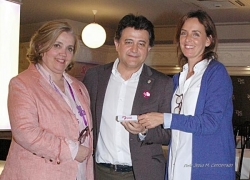 Carmen Fúnez entregó al alcalde de Daimiel, Leopoldo Sierra, y a Teresa Novillo, directora general del Instituto de la Mujer de Castilla La Mancha, cargadores móviles de nuestra campaña "Recárgate de Igualdad".