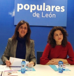 Carmen Fúnez, secretaria general de Mujeres en Igualdad, y la senadora leonesa Silvia Franco durante su intervención en el foro