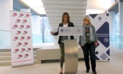 Carmen Fúnez con Beatriz Piñeiro, presidenta de Mujeres en Igualdad Pontevedra. Foto: CC BY-NC-SA PontevedraViva