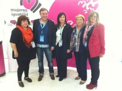 Miembros de Mujeres en Igualdad de Getafe con Juan Soler, Alcalde de Getafe
