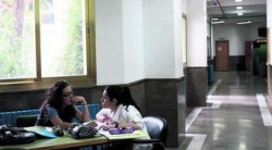 Universitarias, en los pasillos de un centro universitario de Granada.