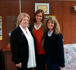 Carmen Fúnez junto a Mary Fraga Fernandez, presidenta de Mujeres En Igualdad Burela y organizadora del seminario, y Adelina Fernández, presidenta de Mujeres en Igualdad Cervo.
