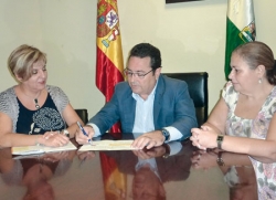 Manuel Alcocer González, presidente del PP de Dos Hermanas, y representantes de la Junta directiva de Mujeres en Igualdad de Dos Hermanas 