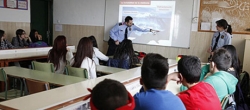 Unos mossos imparten una charla sobre violencia de género en una escuela de Mollet