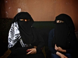 La casamentera Hala Alí,de 27 años, a la derecha, sentada junto a Reem, de 16 años y recientemente divorciada
