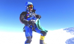 La alpinista saudí Raha Moharrak posa con la bandera de su país en la cima del Everest.