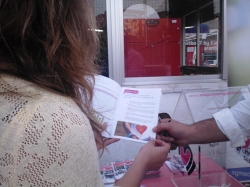 Mujeres en Igualdad instaló un pequeño stand con folletos informativos sobre violencia de género