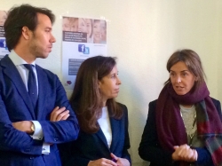 Carmen Fúnez junto a Eva Durán, concejala del distrito de Puente de Vallecas; y Gonzalo Ortiz, director general de Inmigración de la Comunidad de Madrid.