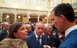 Don Felipe conversa con la Secretaria General de Mujeres en Igualdad, Carmen Fúnez