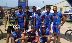 Ernesto Romero con otros bikers