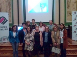 Los ponentes (Ángel De Miguel Casas y Ana Mª González) junto a asociadas de Mujeres en Igualdad Albacete y Carmen Fúnez.