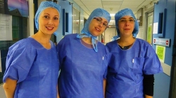 Nuria Navarro, en el centro, junto a otras enfermeras en el hospital de Dax (Francia)