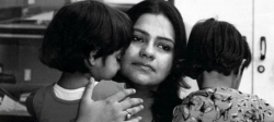 Mitu Khurana, torturada por su marido para que abortase, con sus dos hijas, de 8 años
