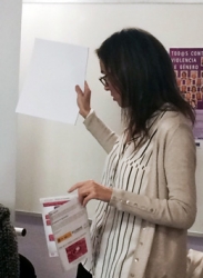 Carmen Fúnez, secretaria general de Mujeres en Igualdad, presenta la campaña Hay Salida a la violencia de género en sistema braille durante una de las más de 20 jornadas celebradas el pasado mes noviembre, en distintas ciudades españolas.