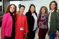 Carmen Fúnez junto a asociadas de Mujeres en Igualdad.