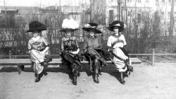 Las autoridades de Acuña (México) prefieren el look de principios del siglo XX que el uso de minifaldas 