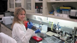 Maite Sánchez, en el laboratorio de la Mount Sinai School of Medicine de Nueva York